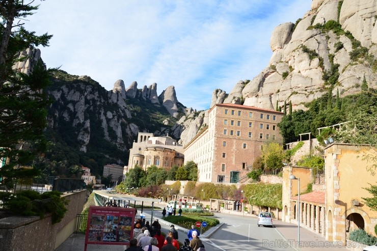 Mont serrat - robotais kalns, kurā augstākā virsotne paceļas 1236 m augstumā, veido brīnišķīgu dabisko fonu Katalonijas svētākajai vietai Mont serrat - robotais kalns, kurā augstākā virsotne paceļas 1236 m augstumā, veido brīnišķīgu dabisko fonu Katalonijas svētākajai vietai 115130