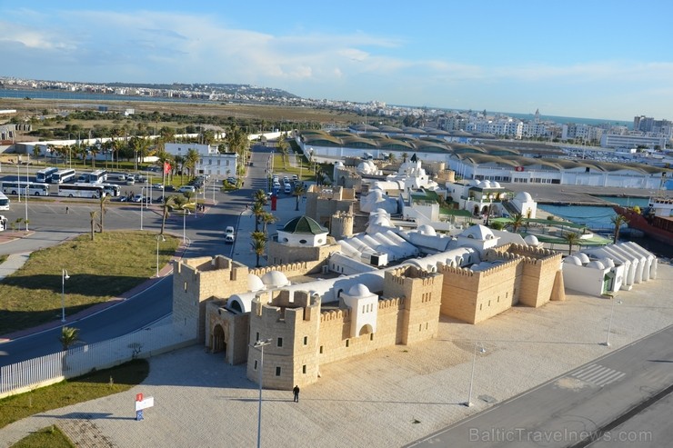 Kruīza kuģis Norwegian Jade iepeld Tunisijas ostā La Goulette. Austrumnieciski skaistā osta redzama gan no mūsu kajītes loga, gan brokastu zāles Kruīza kuģis Norwegian Jade iepeld Tunisijas ostā La Goulette. Austrumnieciski skaistā osta redzama gan no mūsu kajītes loga, gan brokastu zāles 115168