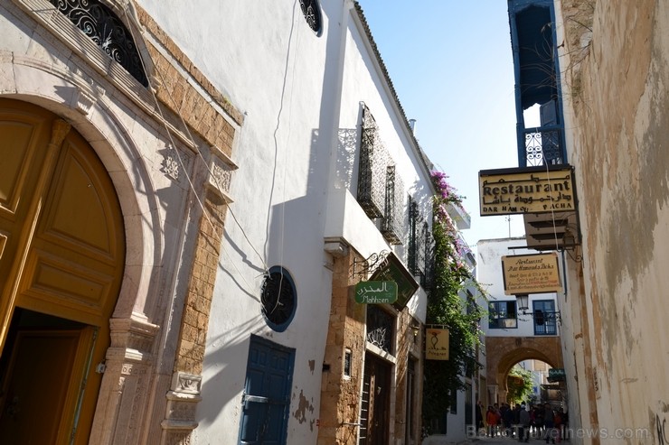 Vecpilsētas šaurās ieliņas. Medina, Tunisijas sirds un UNESCO pasaules kultūras mantojuma piemineklis. Vairāk informācijas www.remirotravel.lv Vecpilsētas šaurās ieliņas. Medina, Tunisijas sirds un UNESCO pasaules kultūras mantojuma piemineklis. Vairāk informācijas www.remirotravel.lv 115172