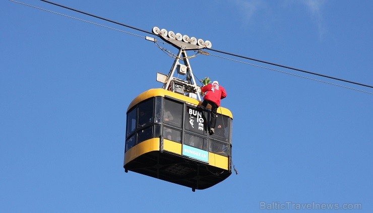 Bungee Sigulda instruktors Normunds Zambergs šodien pārsteidza daudzas Vagoniņa pasažieres, nolaižoties no Vagoniņa jumta virs Gaujas 43 metru augstum Bungee Sigulda instruktors Normunds Zambergs šodien pārsteidza daudzas Vagoniņa pasažieres, nolaižoties no Vagoniņa jumta virs Gaujas 43 metru augstum 116250