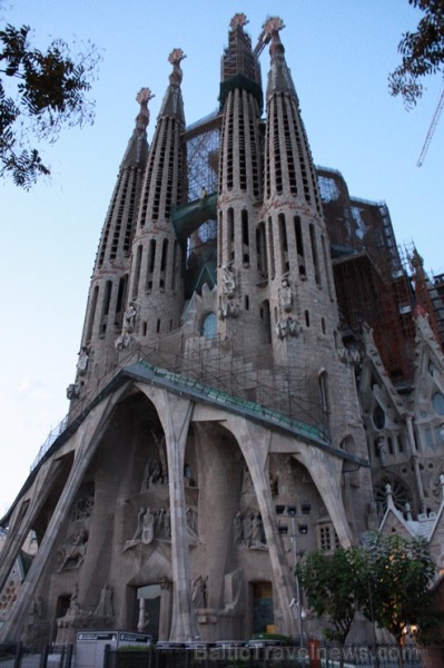 Sagrada Familia ir Gaudi projektēta milzīga baznīca, kas tiek celta jau kopš 19. gadsimta, bet joprojām nav pabeigta Sagrada Familia ir Gaudi projektēta milzīga baznīca, kas tiek celta jau kopš 19. gadsimta, bet joprojām nav pabeigta 116970