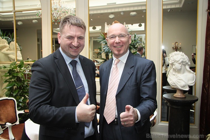 Rīgas 5 zvaigžņu viesnīcas «Grand Palace Hotel» vadītājs Bernhards Loevs (no labās puses) un «BalticTravelnews.com» vadītājs Aivars Mackevičs Rīgas 5 zvaigžņu viesnīcas «Grand Palace Hotel» vadītājs Bernhards Loevs (no labās puses) un «BalticTravelnews.com» vadītājs Aivars Mackevičs 117523