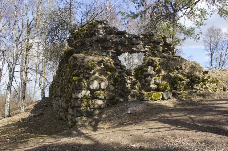 Viduslaikos Mākoņkalnā atradās Volkenbergas pils, kuras drupas vēl saglabājušās. Tas bija vissenākais krustnešu cietoksnis Lotigolas zemē, kuru Livoni Viduslaikos Mākoņkalnā atradās Volkenbergas pils, kuras drupas vēl saglabājušās. Tas bija vissenākais krustnešu cietoksnis Lotigolas zemē, kuru Livoni 118490