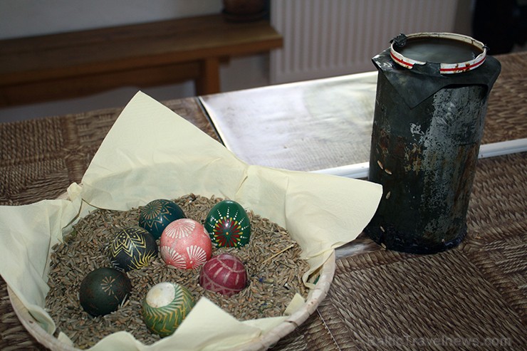 Mājas saimniece rāda olu krāsošanas tradīcijas. Turklāt ar to šeit var nodarboties ikviens interesents Mājas saimniece rāda olu krāsošanas tradīcijas. Turklāt ar to šeit var nodarboties ikviens interesents 118528