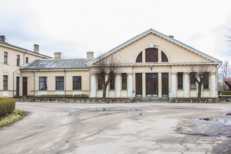 Bijušajā krogus telpās izvietota pirmā stacija un šaursliežu lokomotīvju depo. 1923. gada 15. decembrī atklāta jauna pēc arhitekta J. Neijas projekta Bijušajā krogus telpās izvietota pirmā stacija un šaursliežu lokomotīvju depo. 1923. gada 15. decembrī atklāta jauna pēc arhitekta J. Neijas projekta 118998