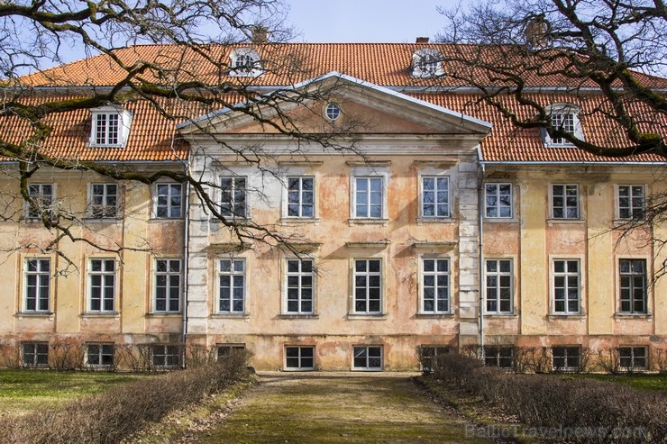 Pilij ir grezna klasicisma fasāžu apdare, stukā veidota agrīnā klasicisma interjera apdare. Grāfa kabinetā saglabājušās 19.gs.b. papīra tapetes, krāsn Pilij ir grezna klasicisma fasāžu apdare, stukā veidota agrīnā klasicisma interjera apdare. Grāfa kabinetā saglabājušās 19.gs.b. papīra tapetes, krāsn 119114