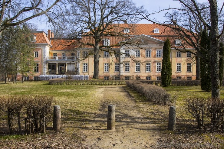 Pils celta 18.gs. beigās, agrīnā klasicisma stilā grāfam Georgam Johanam Mellinam, un tā atrodas ezera malā Pils celta 18.gs. beigās, agrīnā klasicisma stilā grāfam Georgam Johanam Mellinam, un tā atrodas ezera malā 119116