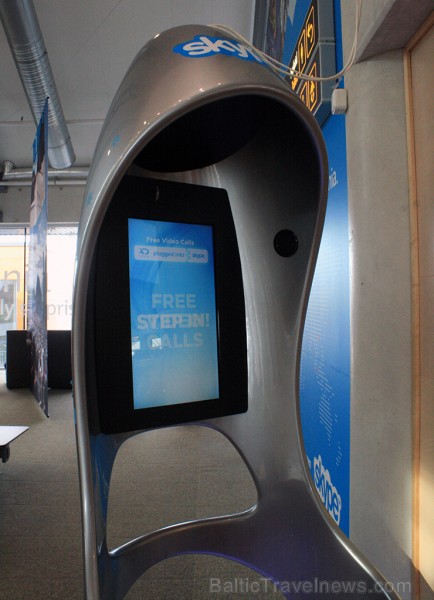 Tā kā pasaulē populārais Skype ir radīts Igaunijā, Tallinas lidostā izvietota Skype telefona būdiņa - www.visitestonia.com Tā kā pasaulē populārais Skype ir radīts Igaunijā, Tallinas lidostā izvietota Skype telefona būdiņa - www.visitestonia.com 119199