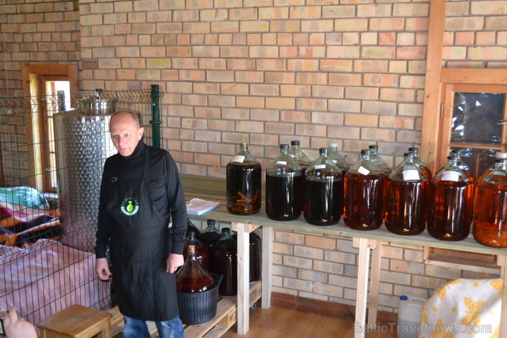 Veselības laboratorijas meistars jums izstāstīs par uzlējumu tapšanas gaitu, par ceļu uz tirdzniecības licences iegūšanu, par garšu niansēm un mazajie Veselības laboratorijas meistars jums izstāstīs par uzlējumu tapšanas gaitu, par ceļu uz tirdzniecības licences iegūšanu, par garšu niansēm un mazajie 119498