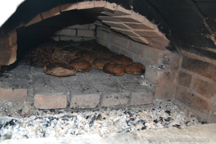 Pēc sarunās pagājušās maltītes un saimnieču cildināšanas kukulīši jau ir ieguvuši savu smeķīgo brūnumu un gaida savus saimniekus. Pēc sarunās pagājušās maltītes un saimnieču cildināšanas kukulīši jau ir ieguvuši savu smeķīgo brūnumu un gaida savus saimniekus. 119525