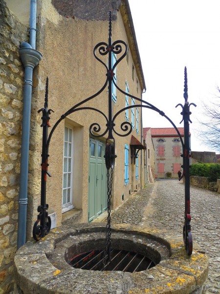Brīnumains viduslaiku ciems Charroux gaida ciemos romantikas mīlētājus www.charroux.com 119877