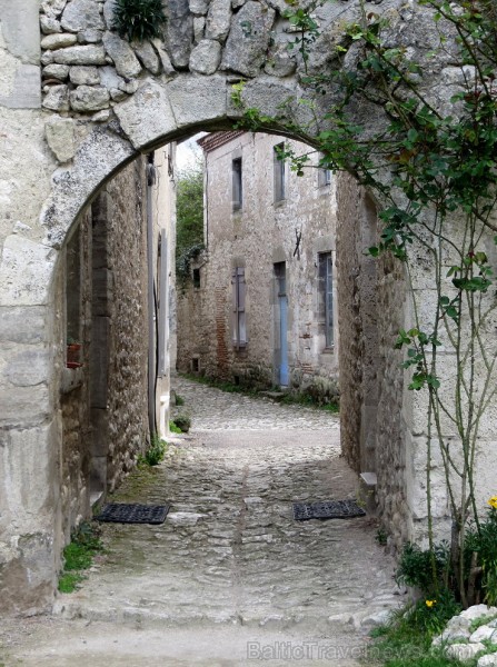 Brīnumains viduslaiku ciems Charroux gaida ciemos romantikas mīlētājus www.charroux.com 119897