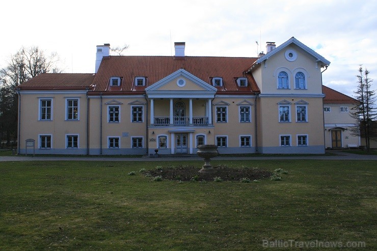 Romantiskā 16.gs. muiža ar divām galvenajām ēkām un 25 muižas ēkām izvietota blakus Lahemaa Nacionālajam parkam un Mustoja upei. Muižas komplekss atro Romantiskā 16.gs. muiža ar divām galvenajām ēkām un 25 muižas ēkām izvietota blakus Lahemaa Nacionālajam parkam un Mustoja upei. Muižas komplekss atro 120664