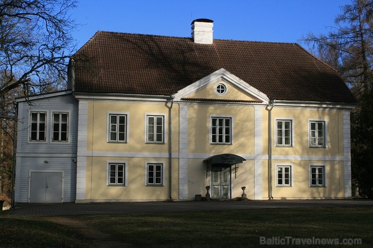 Romantiskā 16.gs. muiža ar divām galvenajām ēkām un 25 muižas ēkām izvietota blakus Lahemaa Nacionālajam parkam un Mustoja upei. Muižas komplekss atro Romantiskā 16.gs. muiža ar divām galvenajām ēkām un 25 muižas ēkām izvietota blakus Lahemaa Nacionālajam parkam un Mustoja upei. Muižas komplekss atro 120689