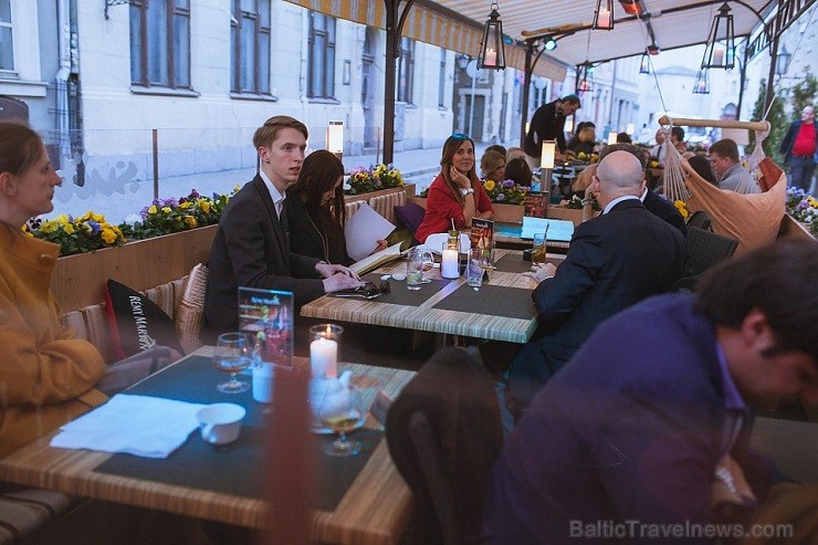 8. maijā tika atklāta Vecrīgas restorāna Suite vasaras terase. Vairāk informācijas interneta vietnē www.suitelife.lv 8. maijā tika atklāta Vecrīgas restorāna Suite vasaras terase. Vairāk informācijas interneta vietnē www.suitelife.lv 121157