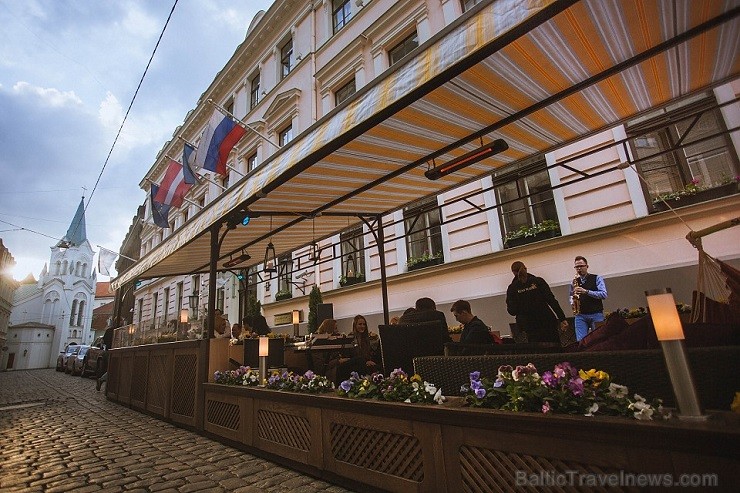 8. maijā tika atklāta Vecrīgas restorāna Suite vasaras terase. Vairāk informācijas interneta vietnē www.suitelife.lv 8. maijā tika atklāta Vecrīgas restorāna Suite vasaras terase. Vairāk informācijas interneta vietnē www.suitelife.lv 121158