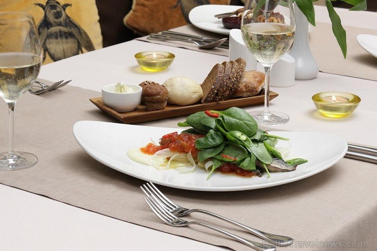 Vecrīgas viesnīcas Wellton Centrum Hotel & Spa restorāna Melnā Bite kolektīvs aicina nogaršot ēdienus no jaunās un papildinātās ēdienkartes. Vairāk - Vecrīgas viesnīcas Wellton Centrum Hotel & Spa restorāna Melnā Bite kolektīvs aicina nogaršot ēdienus no jaunās un papildinātās ēdienkartes. Vairāk - 121452