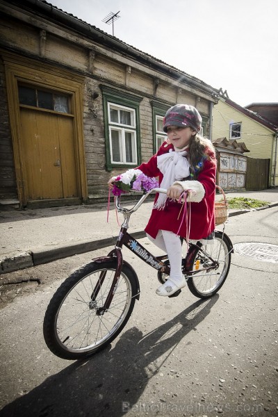 Saulainā 10. maija pēcpusdienā Rožu laukumā varēja sastapt tvīdā tērptus kungus un dāmas, kas bija ieradušies parādīt savus veclaiku divriteņus vai sa Saulainā 10. maija pēcpusdienā Rožu laukumā varēja sastapt tvīdā tērptus kungus un dāmas, kas bija ieradušies parādīt savus veclaiku divriteņus vai sa 121498