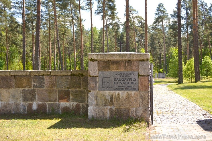 Kapsētas iesvētīšanas svinīgajā ceremonijā pulcējās vairāk nekā 150 cilvēku 121685