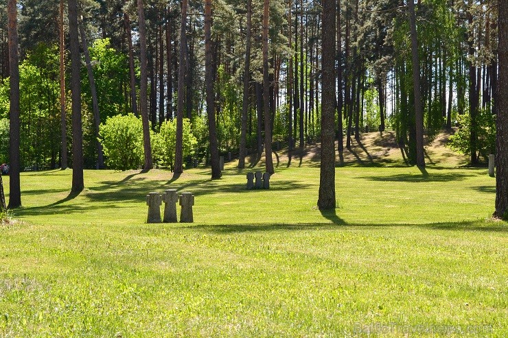 Kapsētas atklāšanas uzrunā toreizējais VFR vēstnieks Latvijā Ekarts Herolds aicināja, Kapsētas atklāšanas uzrunā toreizējais VFR vēstnieks Latvijā Ekarts Herolds aicināja,
