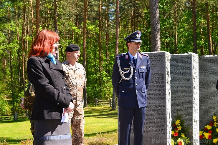 Brāļu kapu komiteja, kā Vācu kara kapu kopšanas Tautas apvienības partnerorganizācija Latvijā, 15. maijā Otrā pasaules kara vācu karavīru kapos Stro Brāļu kapu komiteja, kā Vācu kara kapu kopšanas Tautas apvienības partnerorganizācija Latvijā, 15. maijā Otrā pasaules kara vācu karavīru kapos Stro 121690