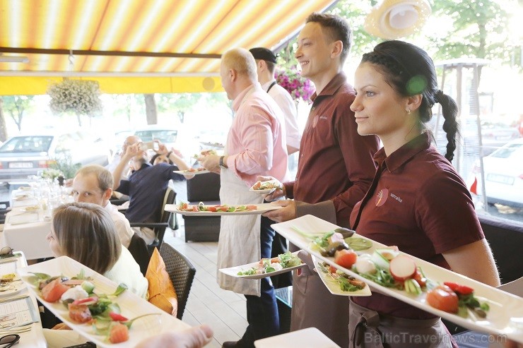 22. maija saulainajā vakarā restorānā Burkāns pulcējās īsti gardēži, lai baudītu Latvijā zināmu šefpavāru pagatavotus ēdienus un piemeklētus vīnus - w 22. maija saulainajā vakarā restorānā Burkāns pulcējās īsti gardēži, lai baudītu Latvijā zināmu šefpavāru pagatavotus ēdienus un piemeklētus vīnus - w 122976