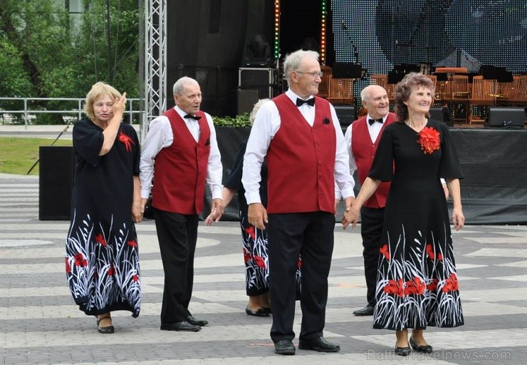 Rēzeknē 13.jūlijā bija pulcējušies 17 senioru deju kolektīvi no Latgales, Vidzemes un Kurzemes, kuri izdejoja savas dvēseles stīgas Latgales senioru d Rēzeknē 13.jūlijā bija pulcējušies 17 senioru deju kolektīvi no Latgales, Vidzemes un Kurzemes, kuri izdejoja savas dvēseles stīgas Latgales senioru d 128211
