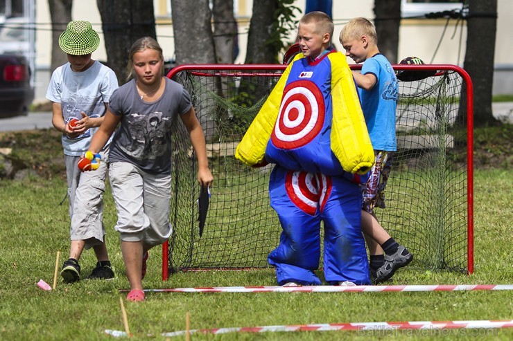 19. jūlijā Neretas novada svētku laikā, ģimenes varēja piedalīties Ģimeņu sporta festivālā, kur katra - gan liela, gan maza sportot griboša ģimene iz 19. jūlijā Neretas novada svētku laikā, ģimenes varēja piedalīties Ģimeņu sporta festivālā, kur katra - gan liela, gan maza sportot griboša ģimene iz 128568