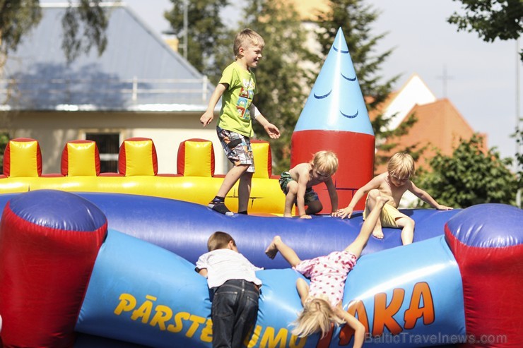 19. jūlijā Neretas novada svētku laikā, ģimenes varēja piedalīties Ģimeņu sporta festivālā, kur katra - gan liela, gan maza sportot griboša ģimene iz 19. jūlijā Neretas novada svētku laikā, ģimenes varēja piedalīties Ģimeņu sporta festivālā, kur katra - gan liela, gan maza sportot griboša ģimene iz 128570