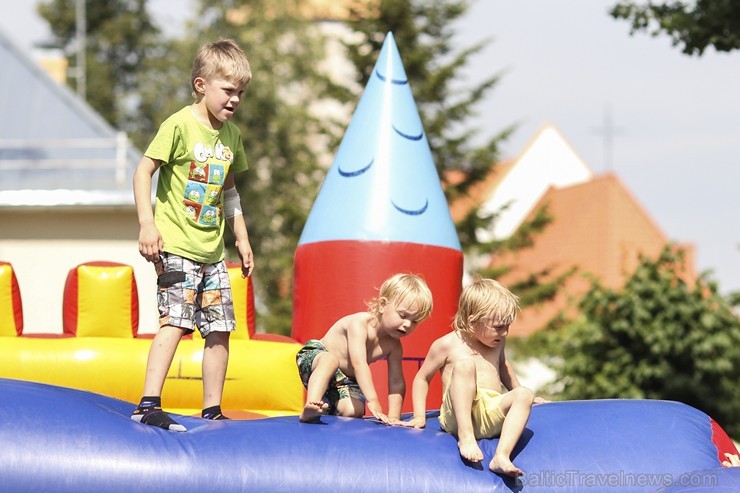 19. jūlijā Neretas novada svētku laikā, ģimenes varēja piedalīties Ģimeņu sporta festivālā, kur katra - gan liela, gan maza sportot griboša ģimene iz 19. jūlijā Neretas novada svētku laikā, ģimenes varēja piedalīties Ģimeņu sporta festivālā, kur katra - gan liela, gan maza sportot griboša ģimene iz 128571