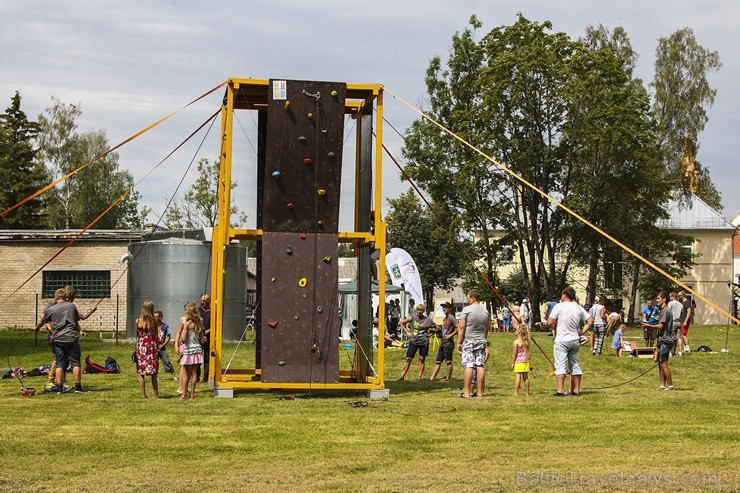 19. jūlijā Neretas novada svētku laikā, ģimenes varēja piedalīties Ģimeņu sporta festivālā, kur katra - gan liela, gan maza sportot griboša ģimene iz 19. jūlijā Neretas novada svētku laikā, ģimenes varēja piedalīties Ģimeņu sporta festivālā, kur katra - gan liela, gan maza sportot griboša ģimene iz 128581