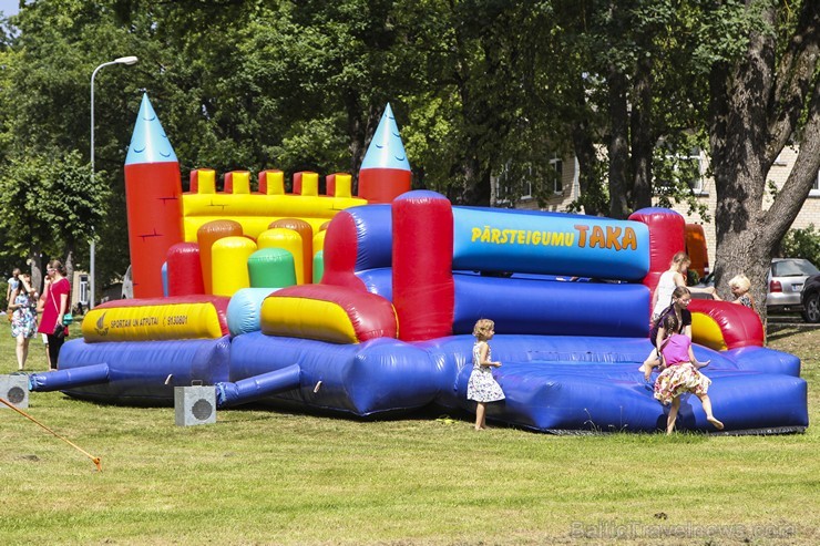 19. jūlijā Neretas novada svētku laikā, ģimenes varēja piedalīties Ģimeņu sporta festivālā, kur katra - gan liela, gan maza sportot griboša ģimene iz 19. jūlijā Neretas novada svētku laikā, ģimenes varēja piedalīties Ģimeņu sporta festivālā, kur katra - gan liela, gan maza sportot griboša ģimene iz 128584