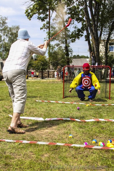 19. jūlijā Neretas novada svētku laikā, ģimenes varēja piedalīties Ģimeņu sporta festivālā, kur katra - gan liela, gan maza sportot griboša ģimene iz 19. jūlijā Neretas novada svētku laikā, ģimenes varēja piedalīties Ģimeņu sporta festivālā, kur katra - gan liela, gan maza sportot griboša ģimene iz 128596