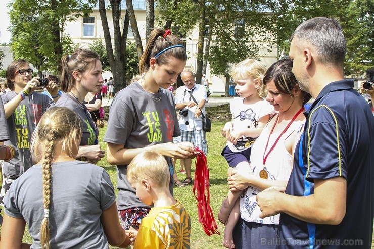 19. jūlijā Neretas novada svētku laikā, ģimenes varēja piedalīties Ģimeņu sporta festivālā, kur katra - gan liela, gan maza sportot griboša ģimene iz 19. jūlijā Neretas novada svētku laikā, ģimenes varēja piedalīties Ģimeņu sporta festivālā, kur katra - gan liela, gan maza sportot griboša ģimene iz 128603