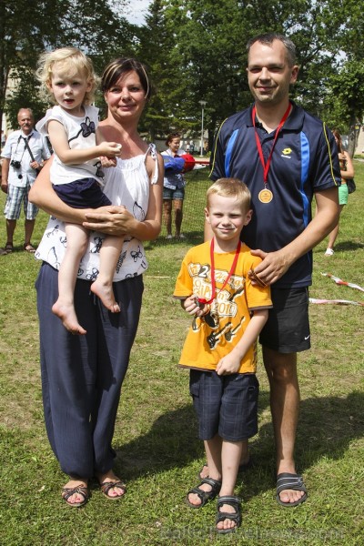 19. jūlijā Neretas novada svētku laikā, ģimenes varēja piedalīties Ģimeņu sporta festivālā, kur katra - gan liela, gan maza sportot griboša ģimene iz 19. jūlijā Neretas novada svētku laikā, ģimenes varēja piedalīties Ģimeņu sporta festivālā, kur katra - gan liela, gan maza sportot griboša ģimene iz 128604