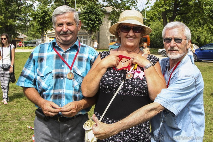 19. jūlijā Neretas novada svētku laikā, ģimenes varēja piedalīties Ģimeņu sporta festivālā, kur katra - gan liela, gan maza sportot griboša ģimene iz 19. jūlijā Neretas novada svētku laikā, ģimenes varēja piedalīties Ģimeņu sporta festivālā, kur katra - gan liela, gan maza sportot griboša ģimene iz 128606