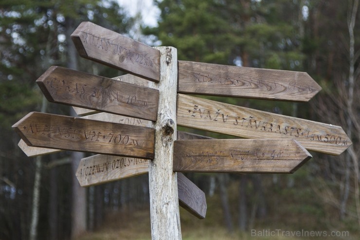 Melnsils ir nostāstiem bagāta vieta par jūras laupītāju Trommelu (14. gs.) un tā pili Baķupītes kreisajā krastā augstas kāpas galā Melnsils ir nostāstiem bagāta vieta par jūras laupītāju Trommelu (14. gs.) un tā pili Baķupītes kreisajā krastā augstas kāpas galā 128816