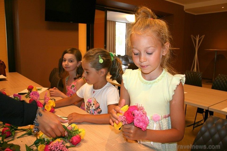 27.07.2014 viesnīcas Mercure Riga Centre restorānā The Traveller norisinājās floristikas meistarklase bērniem. Nākamā meistarklase 27.07.2014 viesnīcas Mercure Riga Centre restorānā The Traveller norisinājās floristikas meistarklase bērniem. Nākamā meistarklase