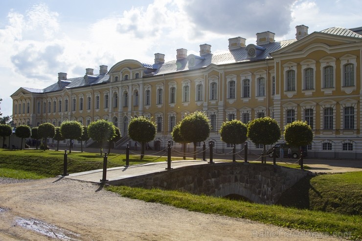 10 ha lielais baroka stila franču dārzs ir ievērojamākais vēsturiskais dārzs Baltijā. Dārzs tika ierīkots paralēli pils būvniecībai no 1736. līdz 1740 10 ha lielais baroka stila franču dārzs ir ievērojamākais vēsturiskais dārzs Baltijā. Dārzs tika ierīkots paralēli pils būvniecībai no 1736. līdz 1740 130449