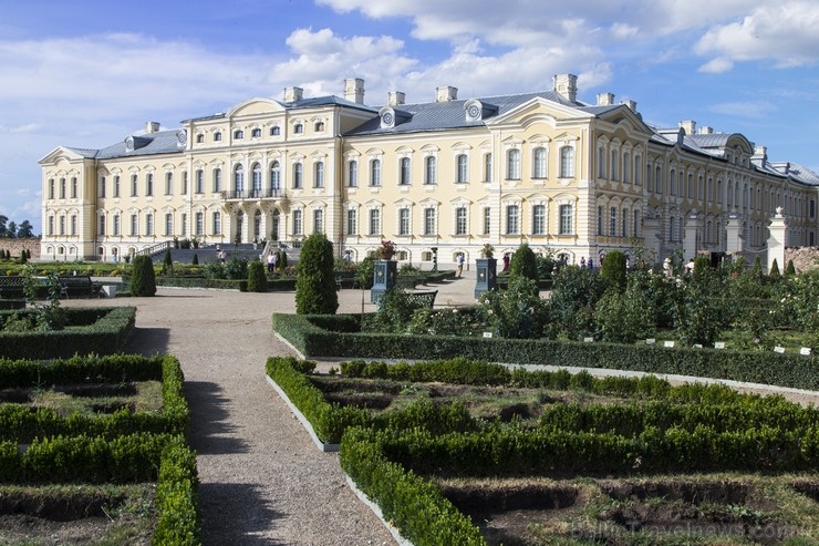 10 ha lielais baroka stila franču dārzs ir ievērojamākais vēsturiskais dārzs Baltijā. Dārzs tika ierīkots paralēli pils būvniecībai no 1736. līdz 1740 10 ha lielais baroka stila franču dārzs ir ievērojamākais vēsturiskais dārzs Baltijā. Dārzs tika ierīkots paralēli pils būvniecībai no 1736. līdz 1740 130452
