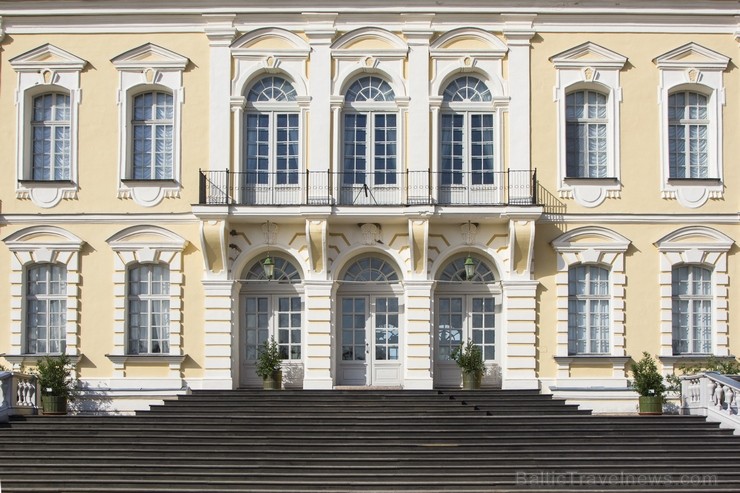 10 ha lielais baroka stila franču dārzs ir ievērojamākais vēsturiskais dārzs Baltijā. Dārzs tika ierīkots paralēli pils būvniecībai no 1736. līdz 1740 10 ha lielais baroka stila franču dārzs ir ievērojamākais vēsturiskais dārzs Baltijā. Dārzs tika ierīkots paralēli pils būvniecībai no 1736. līdz 1740 130456