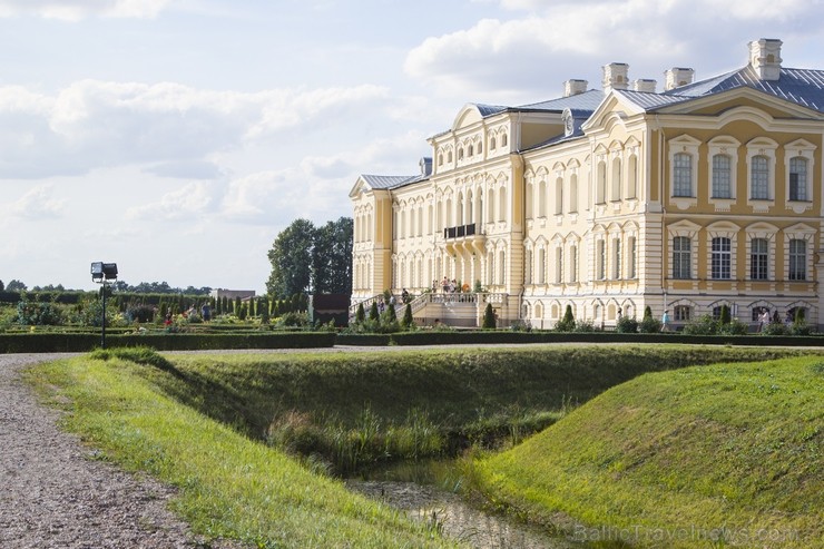 10 ha lielais baroka stila franču dārzs ir ievērojamākais vēsturiskais dārzs Baltijā. Dārzs tika ierīkots paralēli pils būvniecībai no 1736. līdz 1740 10 ha lielais baroka stila franču dārzs ir ievērojamākais vēsturiskais dārzs Baltijā. Dārzs tika ierīkots paralēli pils būvniecībai no 1736. līdz 1740 130461