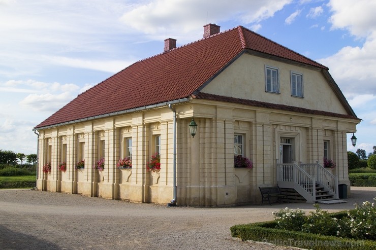 10 ha lielais baroka stila franču dārzs ir ievērojamākais vēsturiskais dārzs Baltijā. Dārzs tika ierīkots paralēli pils būvniecībai no 1736. līdz 1740 10 ha lielais baroka stila franču dārzs ir ievērojamākais vēsturiskais dārzs Baltijā. Dārzs tika ierīkots paralēli pils būvniecībai no 1736. līdz 1740 130471