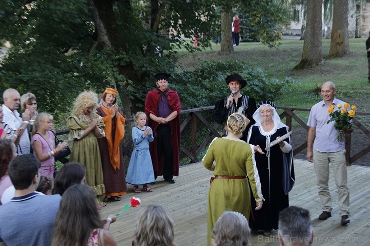09.08.2014 Jaunpils pilī norisinājās Viduslaiku svētki, kuros satikās pagātne un nākotne, zūdot laika robežām 09.08.2014 Jaunpils pilī norisinājās Viduslaiku svētki, kuros satikās pagātne un nākotne, zūdot laika robežām 131195