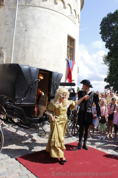 Rožu pušķi dāvāja arī pilskungs Georgs Peters Magnuss fon der Reke. Ūdensrozes atsūtījis arī grāfs Aleksandra fon Kaliostro, kura maģiskās operācijas Rožu pušķi dāvāja arī pilskungs Georgs Peters Magnuss fon der Reke. Ūdensrozes atsūtījis arī grāfs Aleksandra fon Kaliostro, kura maģiskās operācijas 131201