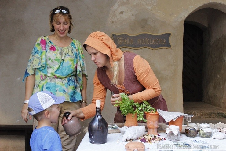 09.08.2014 Jaunpils pilī norisinājās Viduslaiku svētki, kuros satikās pagātne un nākotne, zūdot laika robežām - www.jaunpilspils.lv 09.08.2014 Jaunpils pilī norisinājās Viduslaiku svētki, kuros satikās pagātne un nākotne, zūdot laika robežām - www.jaunpilspils.lv 131230