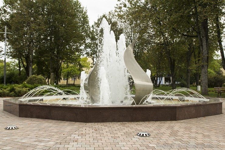2008.gada 24.jūlijā atklāta I.Vecāna projektēta strūklaka Pakur, pakur… Strūklaka īpaši izteiksmīga ir vēlās vakara stundās, kad tā iemirdzas krāsainā 2008.gada 24.jūlijā atklāta I.Vecāna projektēta strūklaka Pakur, pakur… Strūklaka īpaši izteiksmīga ir vēlās vakara stundās, kad tā iemirdzas krāsainā 136585