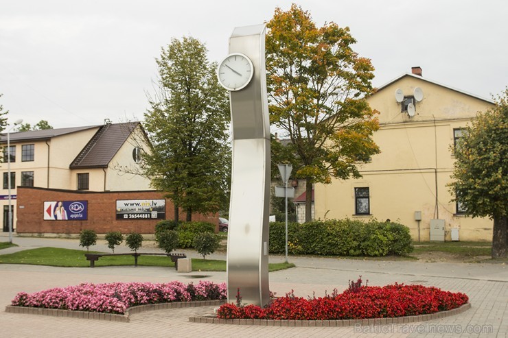 1999.gadā uzņēmēju pilsētai dāvinātais pulkstenis (pilsētas centrā) kļuvis par vienu no Gulbenes simboliem 1999.gadā uzņēmēju pilsētai dāvinātais pulkstenis (pilsētas centrā) kļuvis par vienu no Gulbenes simboliem 136586
