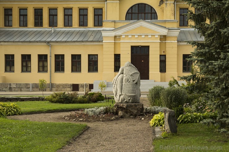 1926.gadā būvētā Gulbenes stacija, tā laika presē tika saukta par Latvijas provincēs lielāko un modernāko staciju. 1926.gadā būvētā Gulbenes stacija, tā laika presē tika saukta par Latvijas provincēs lielāko un modernāko staciju. 136638