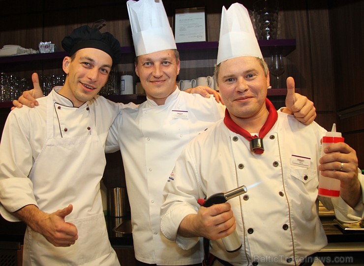 Mercure Riga Centre Hotel restorāna «The Traveller» pavārs Kaspars Krūze, šefpavārs Inards Straume un Teppan pavārs Viktors Bondars Mercure Riga Centre Hotel restorāna «The Traveller» pavārs Kaspars Krūze, šefpavārs Inards Straume un Teppan pavārs Viktors Bondars 137334
